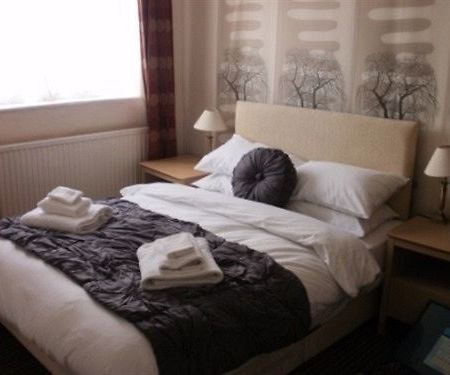 The Crown And Cushion Hotel Уиндзор Екстериор снимка