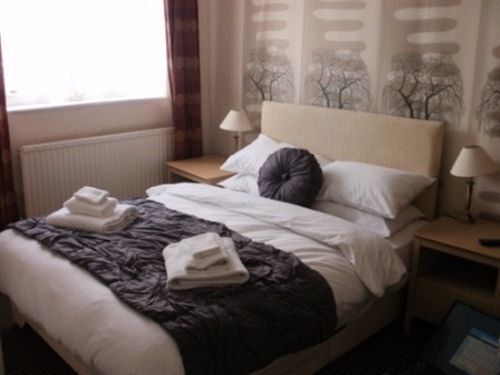 The Crown And Cushion Hotel Уиндзор Екстериор снимка